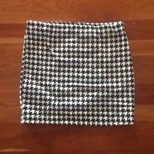 I’m selling this skirt because it is too small.